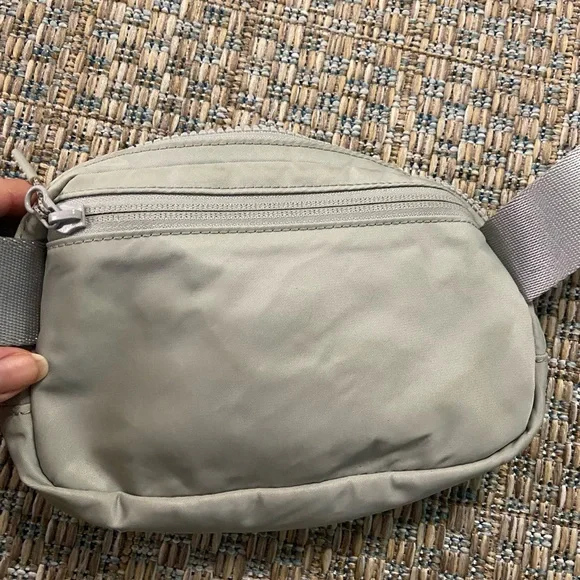 Lululemon Athletica Gray Belt Bag with Adjustable Straps - Picture 2 of 7